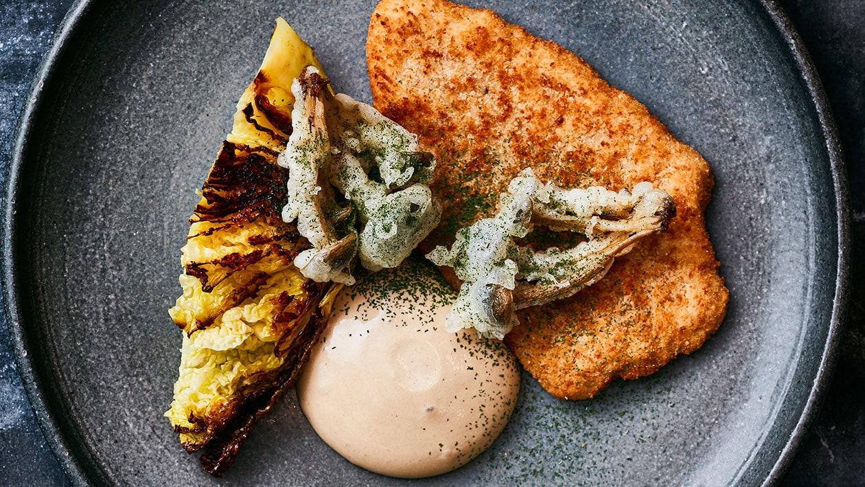 Vegetarische schnitzel met geroosterde kool, beukenzwam tempura en zwarte knoflook Vegetarische schnitzel met geroosterde kool, beukenzwam tempura en zwarte knoflook